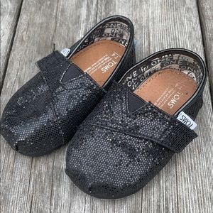 Size 4T black Toms shoes